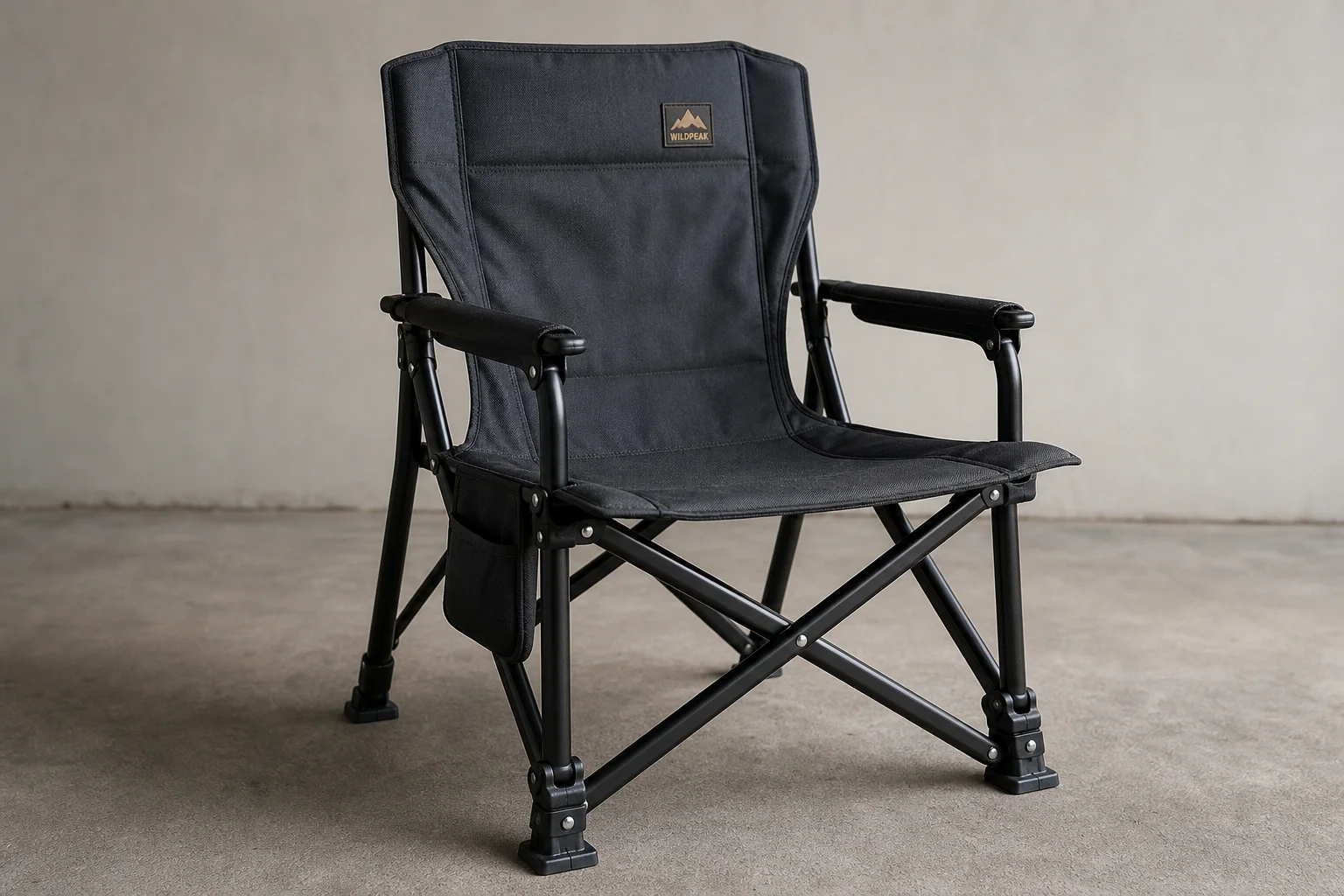 Colección de 10 modelos diferentes de sillas de camping dispuestas sobre una superficie de hormigón
