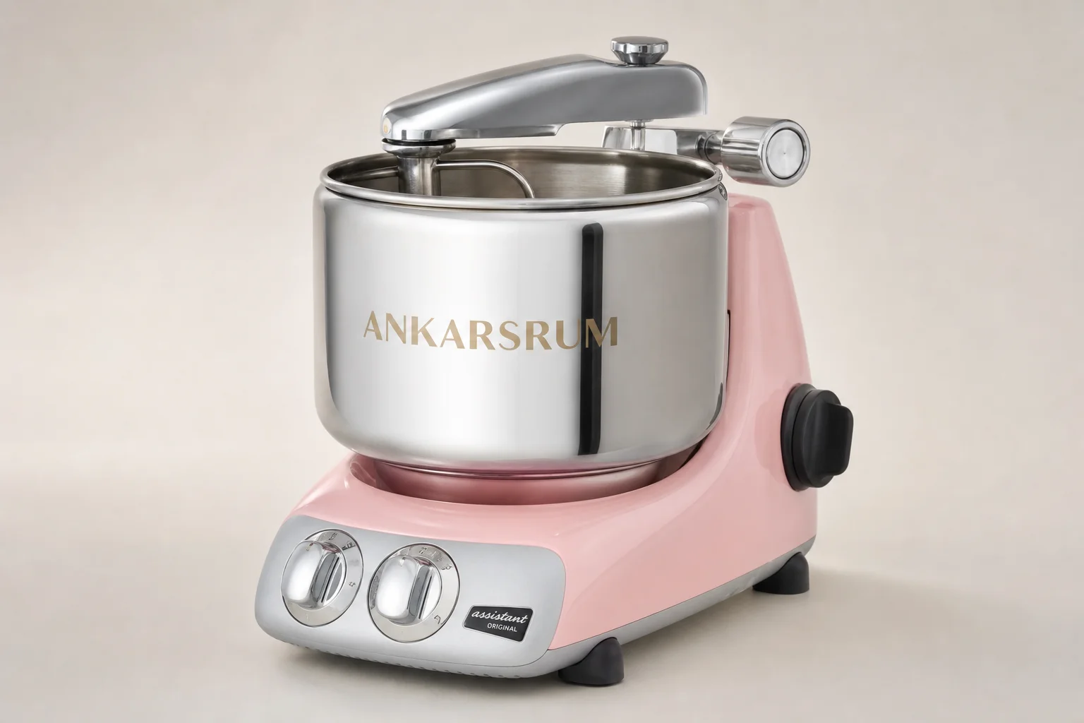 三款桌上型攪拌機並排擺放：KitchenAid Artisan、Bosch Universal 以及 Ankarsrum Assistent