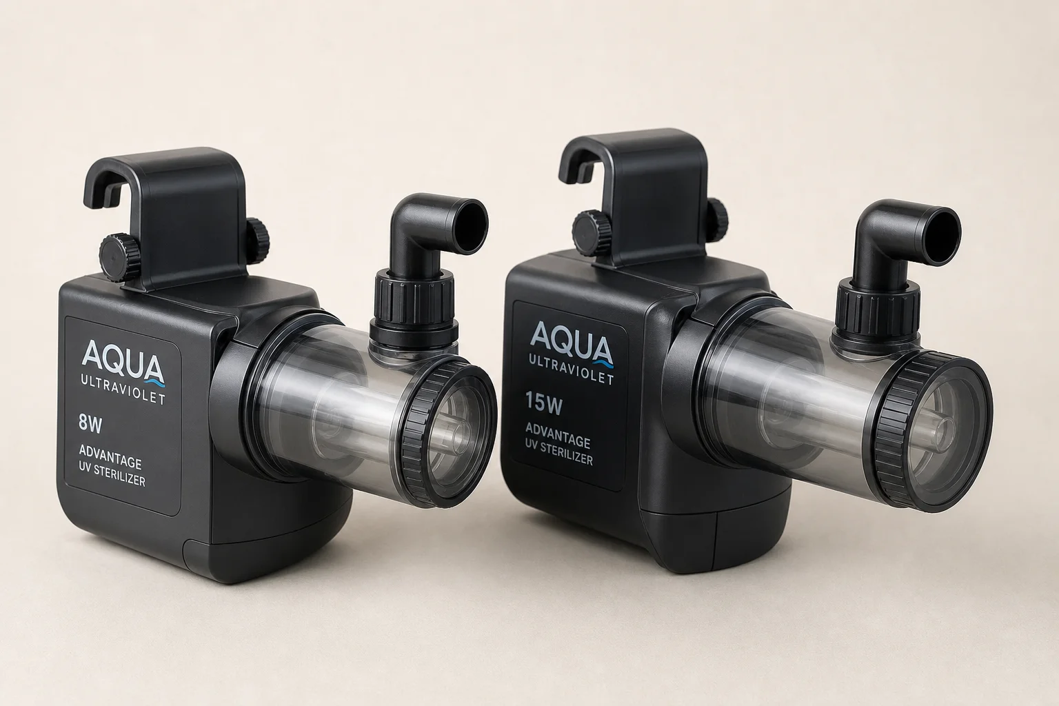 兩款 Aqua Ultraviolet Advantage UV 殺菌燈（8 瓦與 15 瓦型號）放置於中性背景前