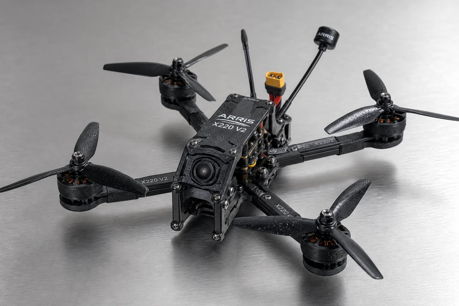 五台不同尺寸的 FPV 競速無人機排列在混凝土表面上