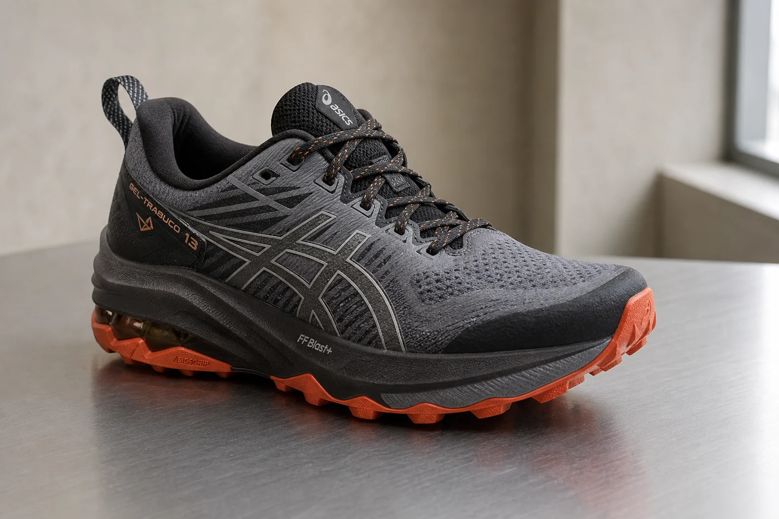 三款越野跑鞋排列在水泥地上：La Sportiva Prodigio Pro、Saucony Xodus Ultra 4 以及 ASICS Gel-Trabuco 13