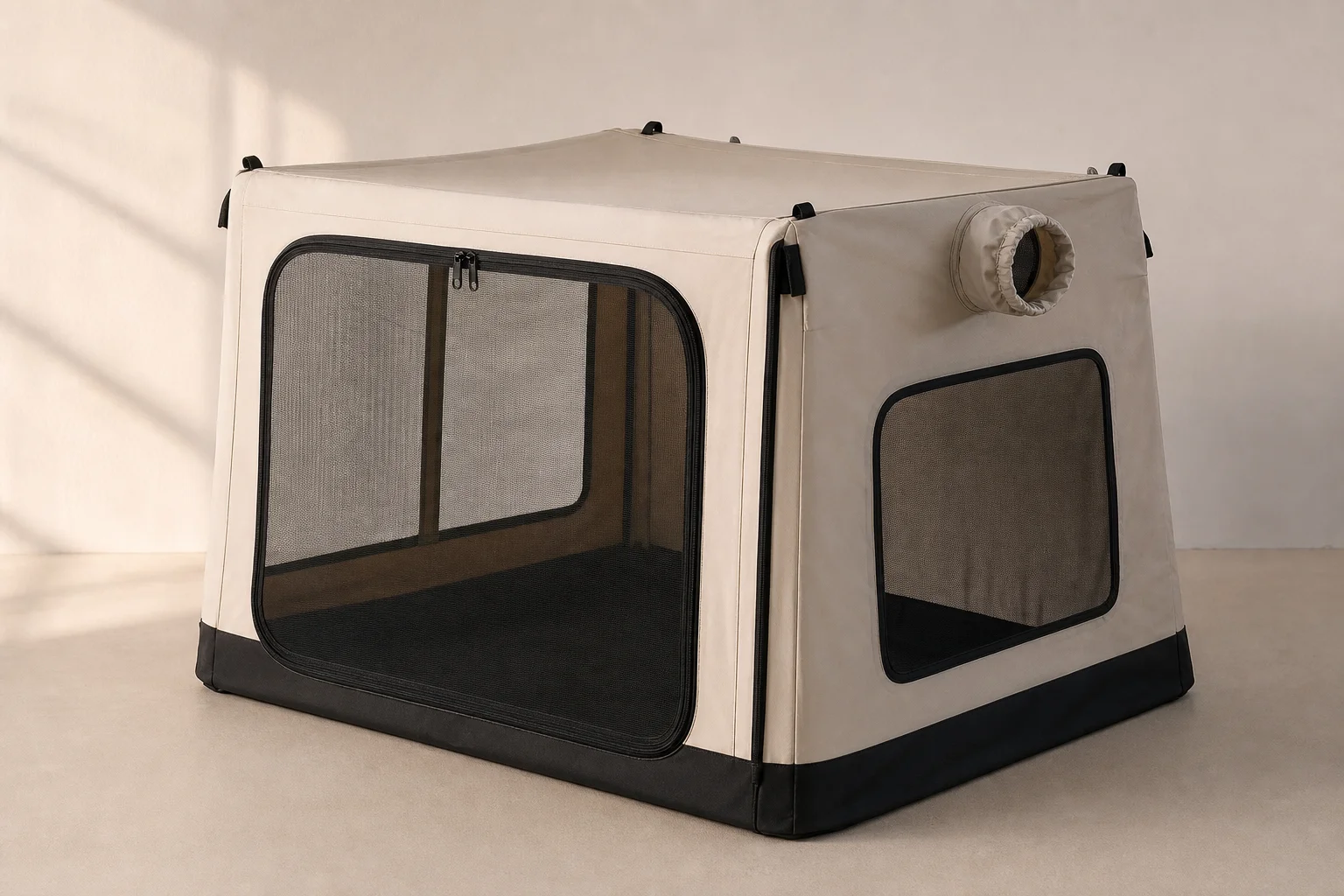 Enceinte Panda Shelter avec fenêtre zippée et kit de ventilation partiellement assemblé