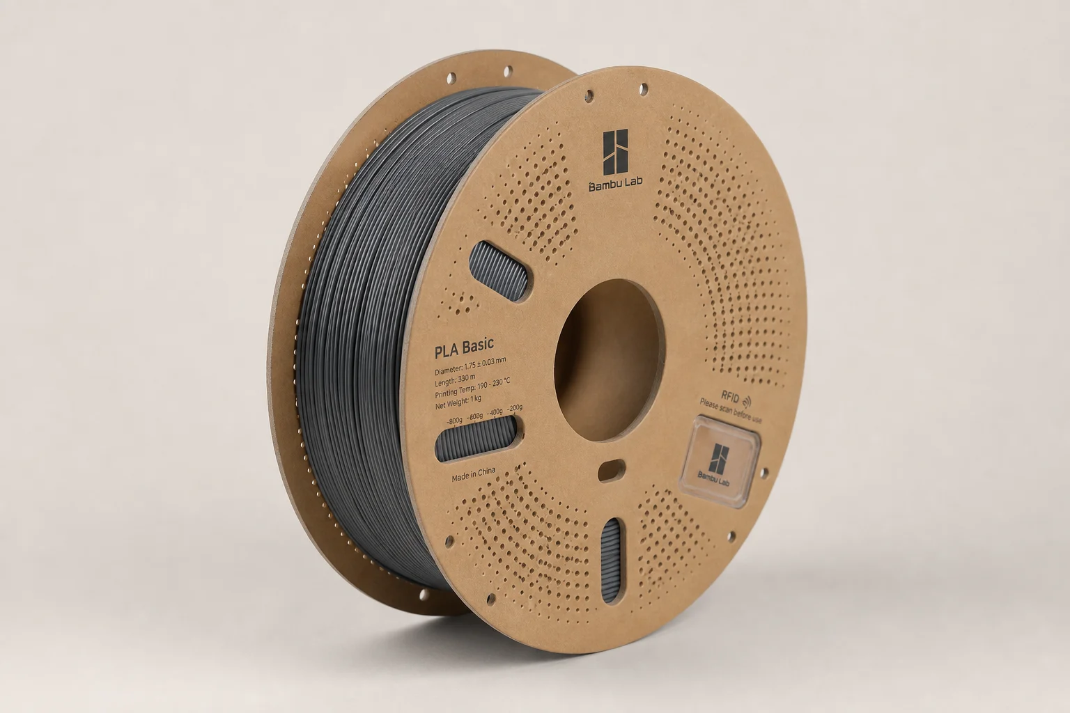 Cinq bobines de filament PLA colorées disposées sur une surface en béton