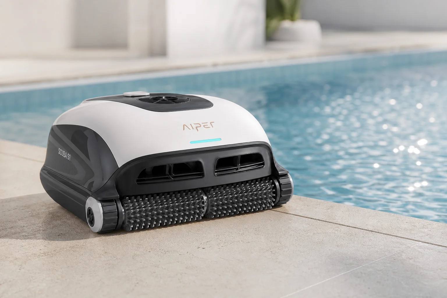 Beatbot AquaSense Pro 泳池清潔機器人停在藍色泳池邊緣