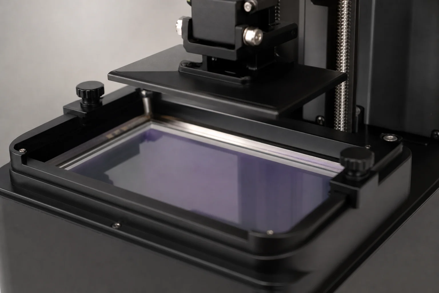 一台小型光固化 3D 列印機在運作時的樹脂槽與 LCD 螢幕