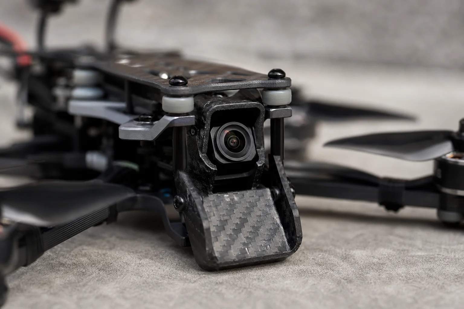 Primo piano del supporto telecamera del drone FPV con DJI O4 Pro e protezione frontale