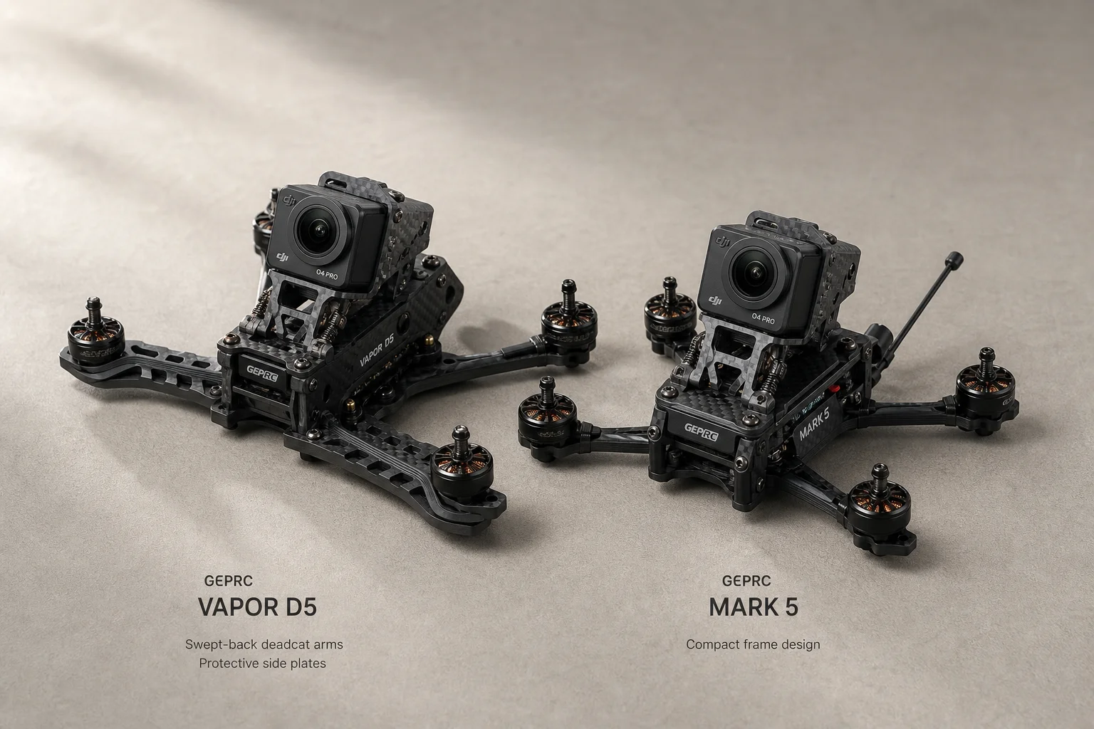 Droni FPV GEPRC Vapor D5 e Mark 5 affiancati su una superficie in cemento