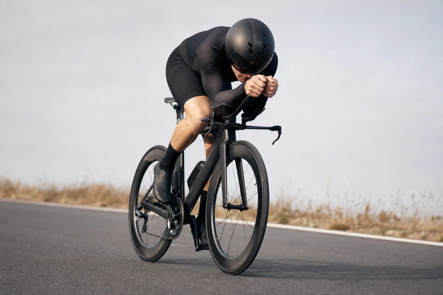 Professioneller Rennradfahrer in aerodynamischer Position mit Aero-Helm