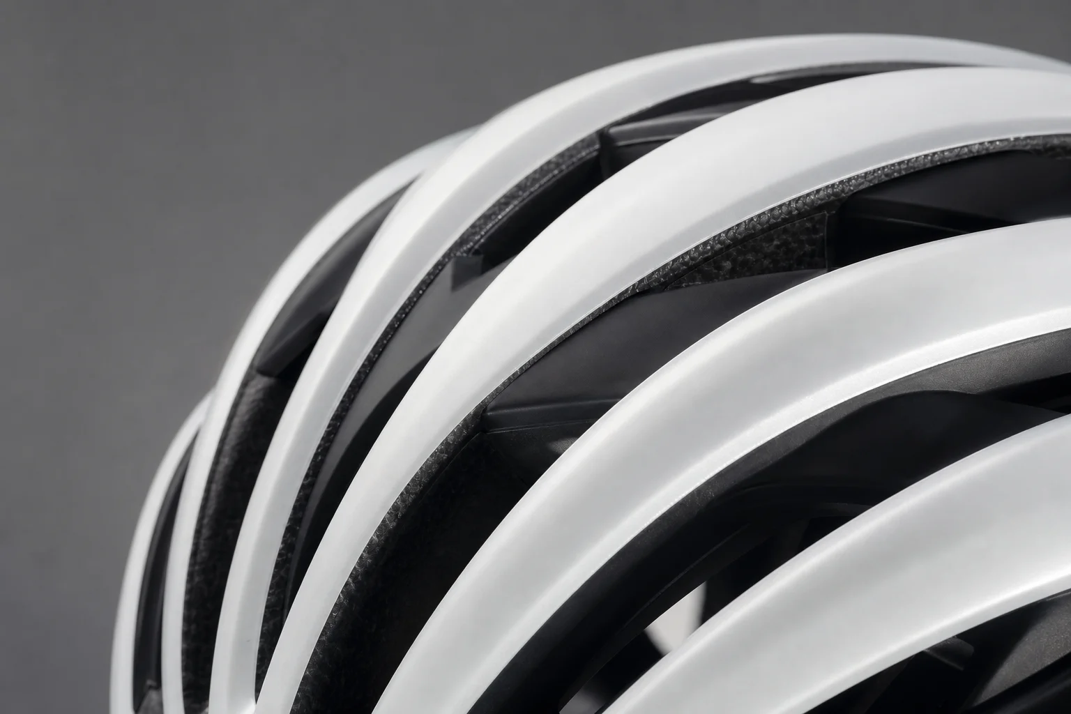 Nahaufnahme der Belüftungsöffnungen und aerodynamischen Designdetails eines Helms