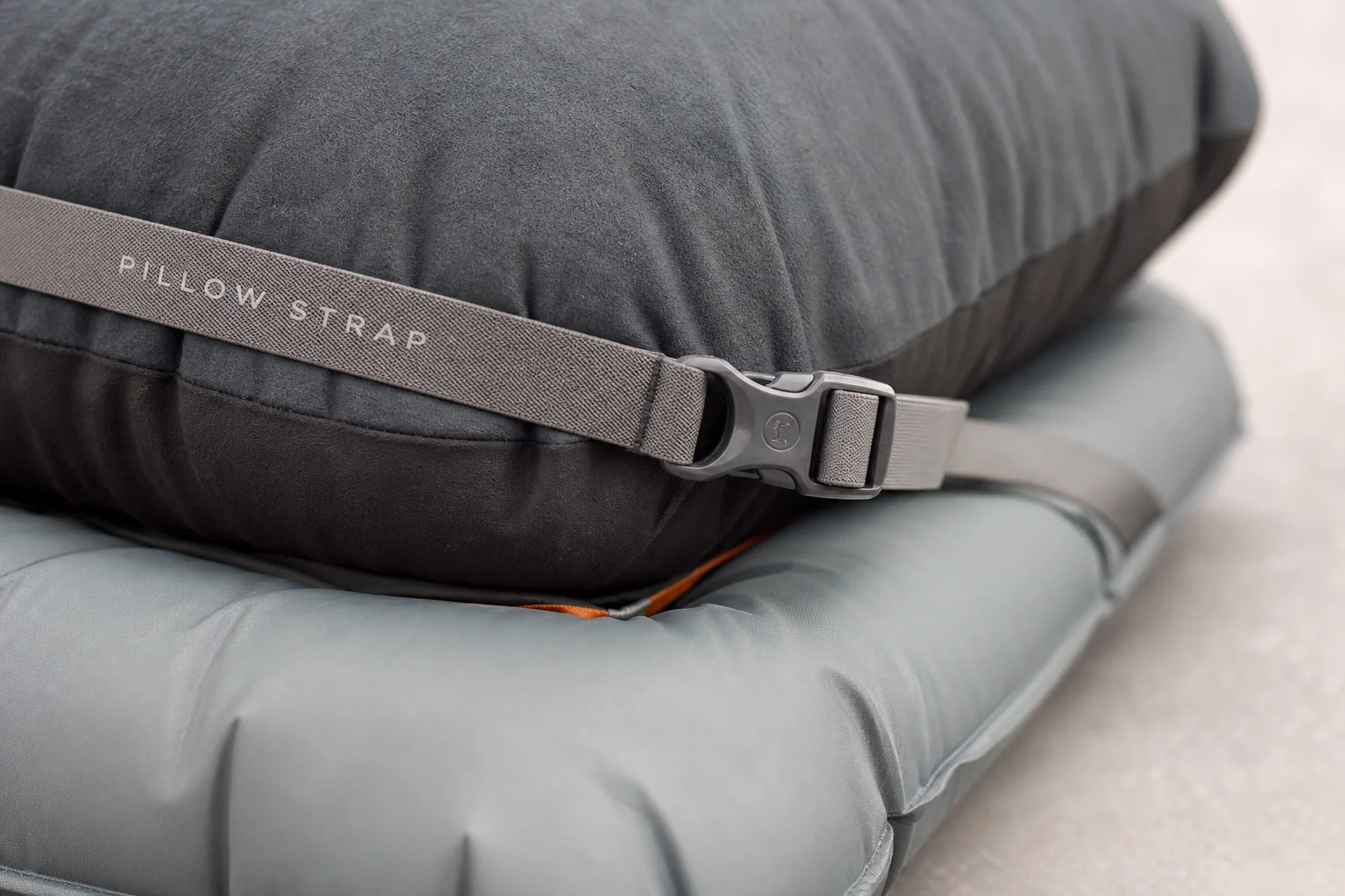 Pillow Strap 的彈性帶與扣具固定在睡墊上
