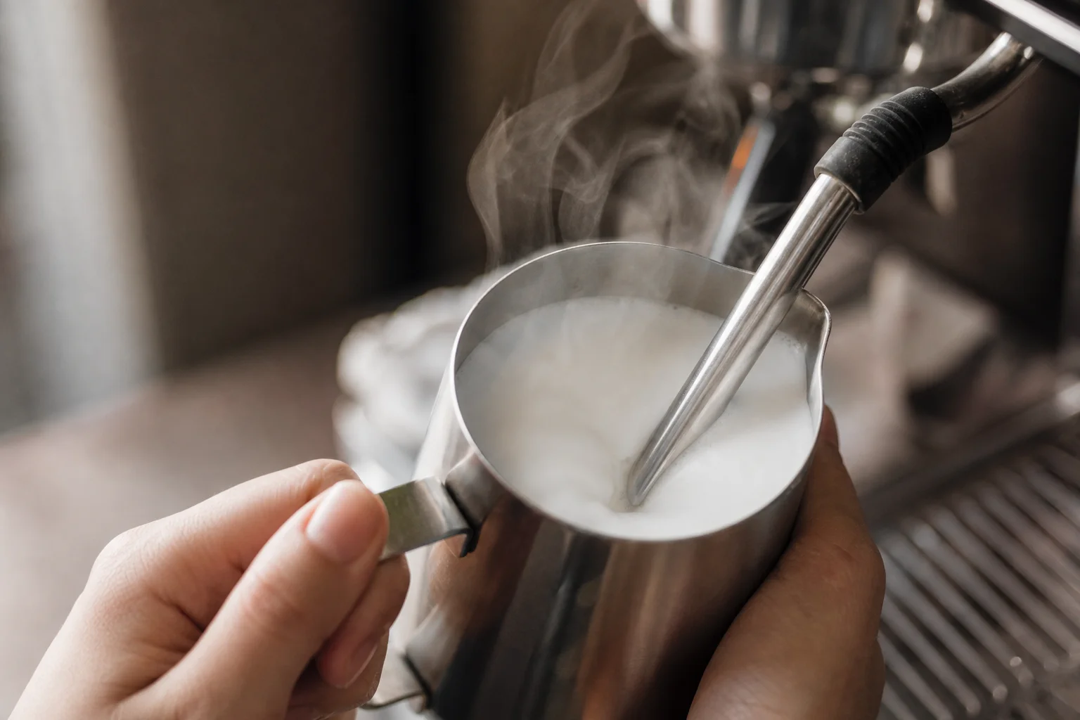 使用蒸氣管打奶泡，製作出細緻奶泡