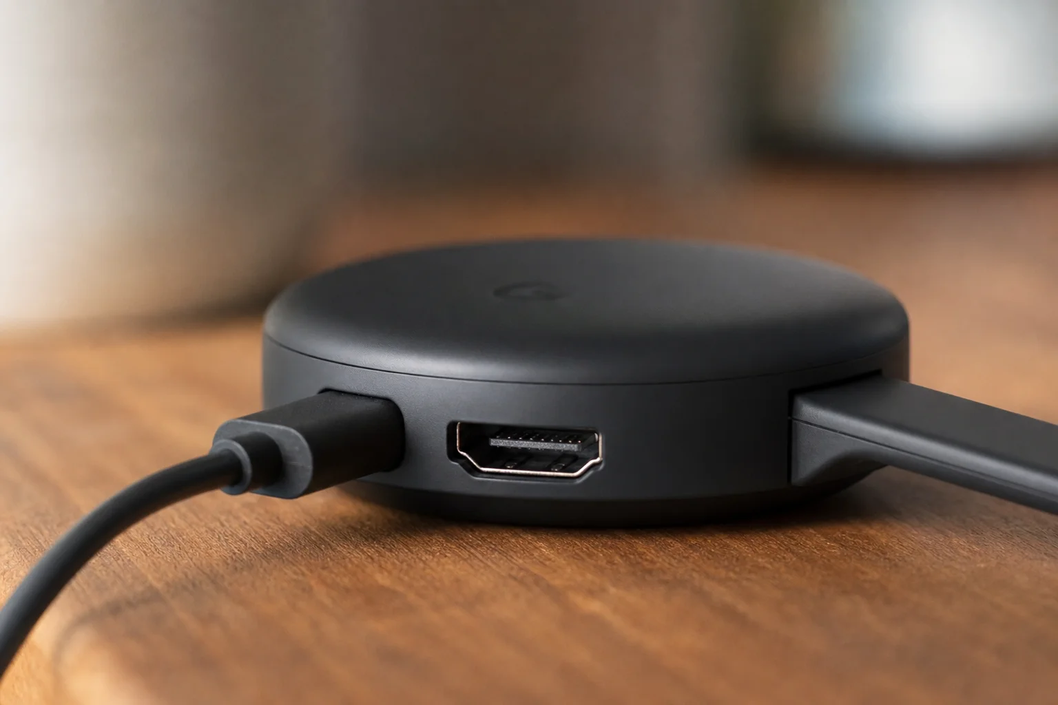 木桌上串流裝置 HDMI 接頭與電源線的特寫