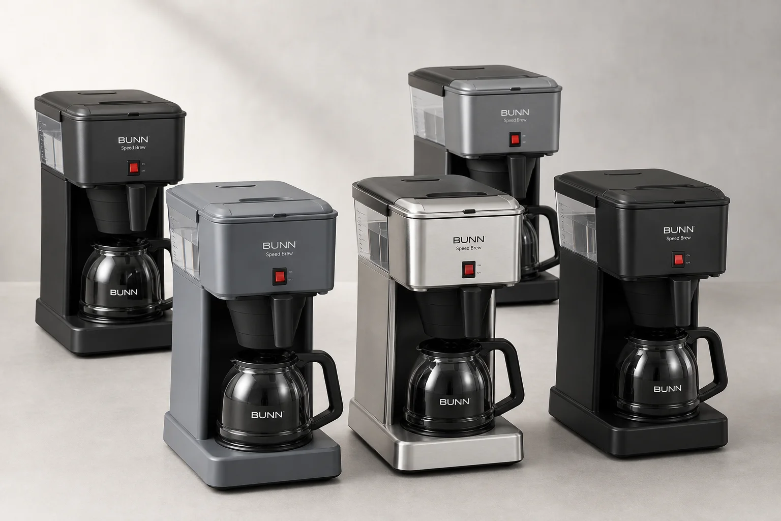 Cinque macchine da caffè Bunn Speed Brew in diverse finiture disposte su uno sfondo grigio