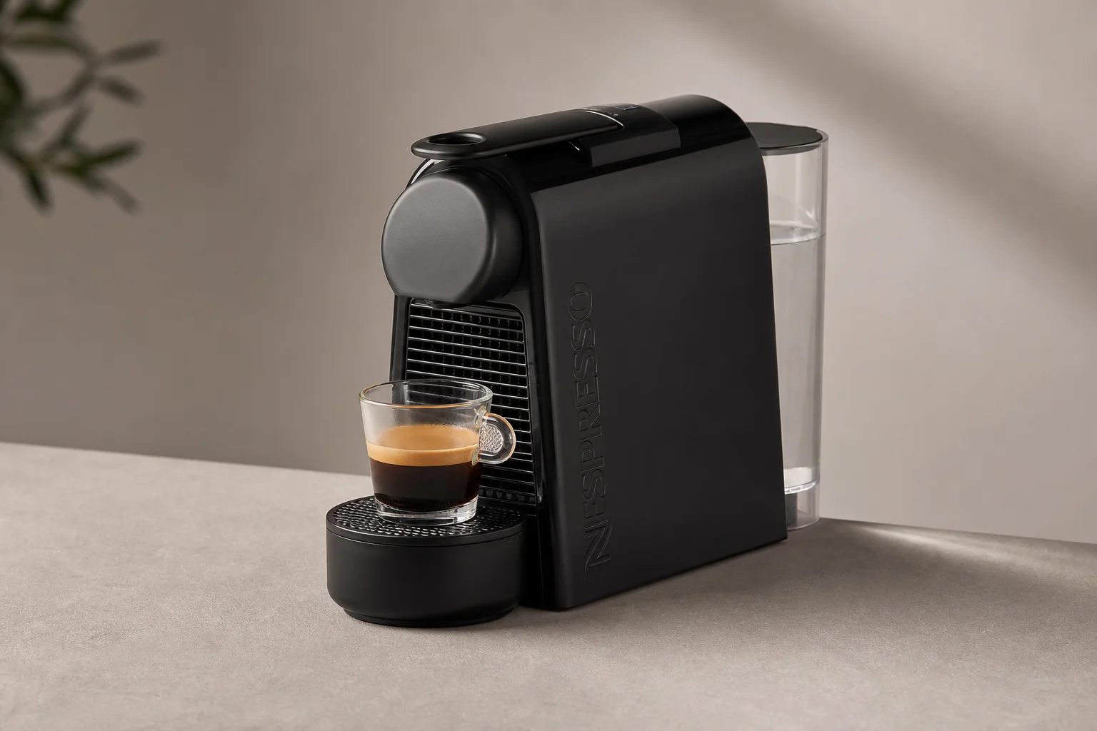 Nespresso Essenza Mini 及其水箱與濃縮咖啡杯