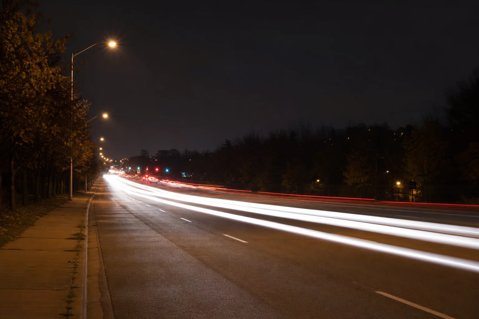 夜間道路場景，可見車輛頭燈與路燈照明