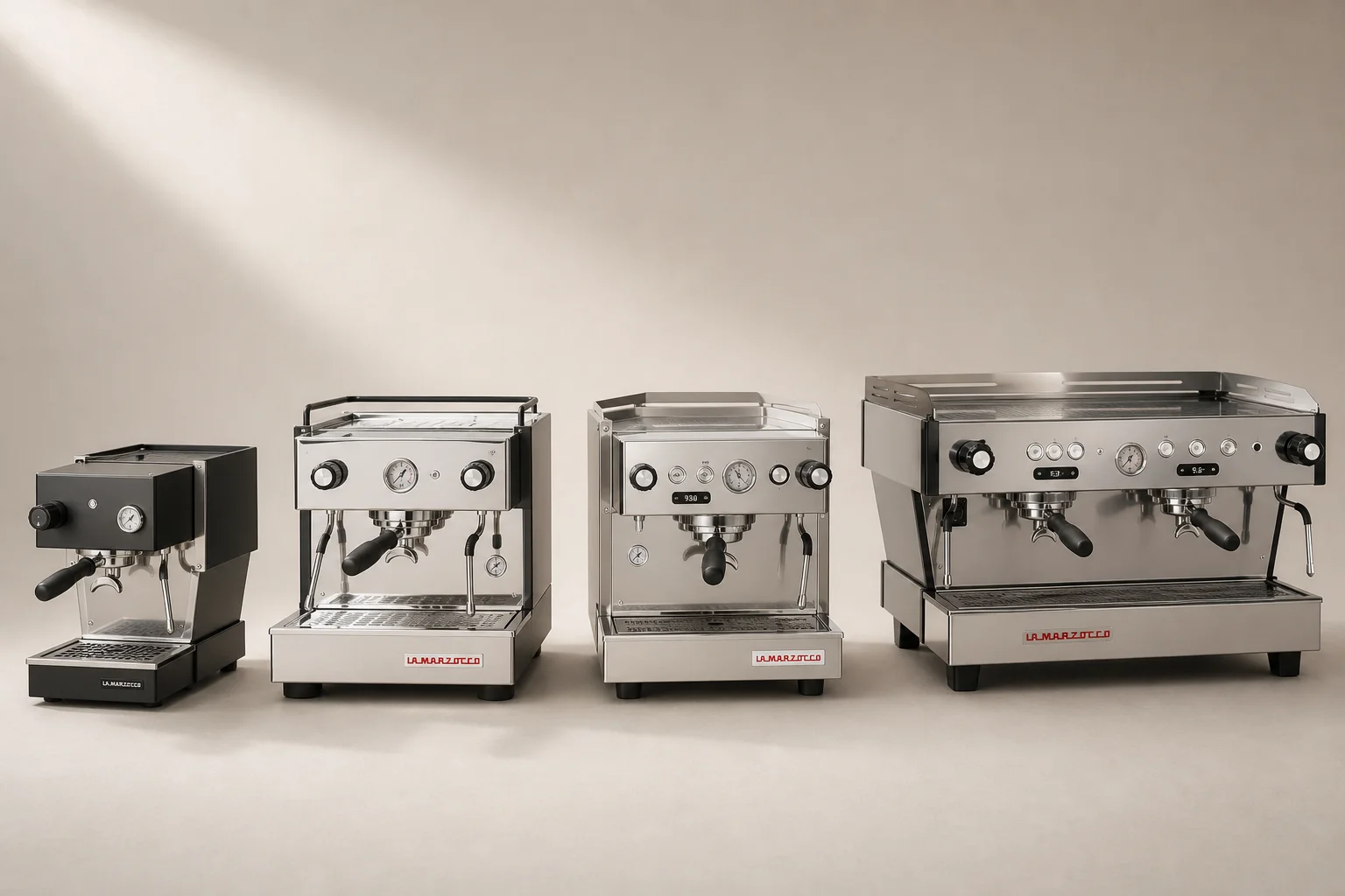 四款不同尺寸與類型的濃縮咖啡機排列在簡約背景前