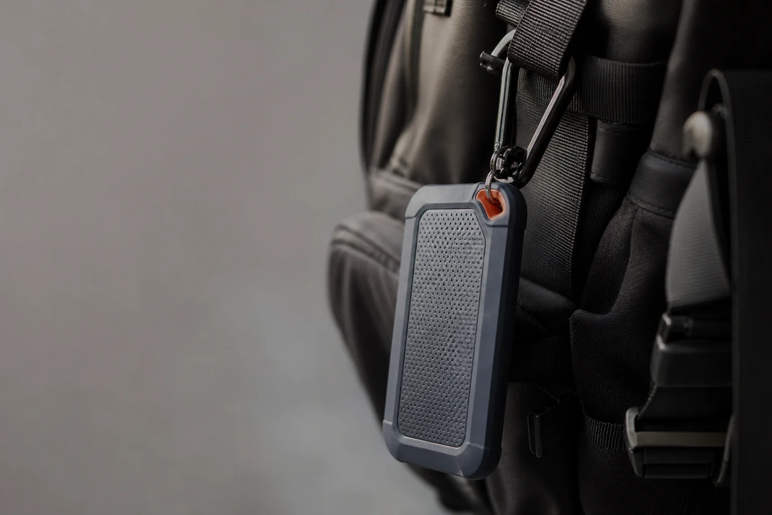 掛在相機包背帶上，帶有登山扣環的強固型 SSD
