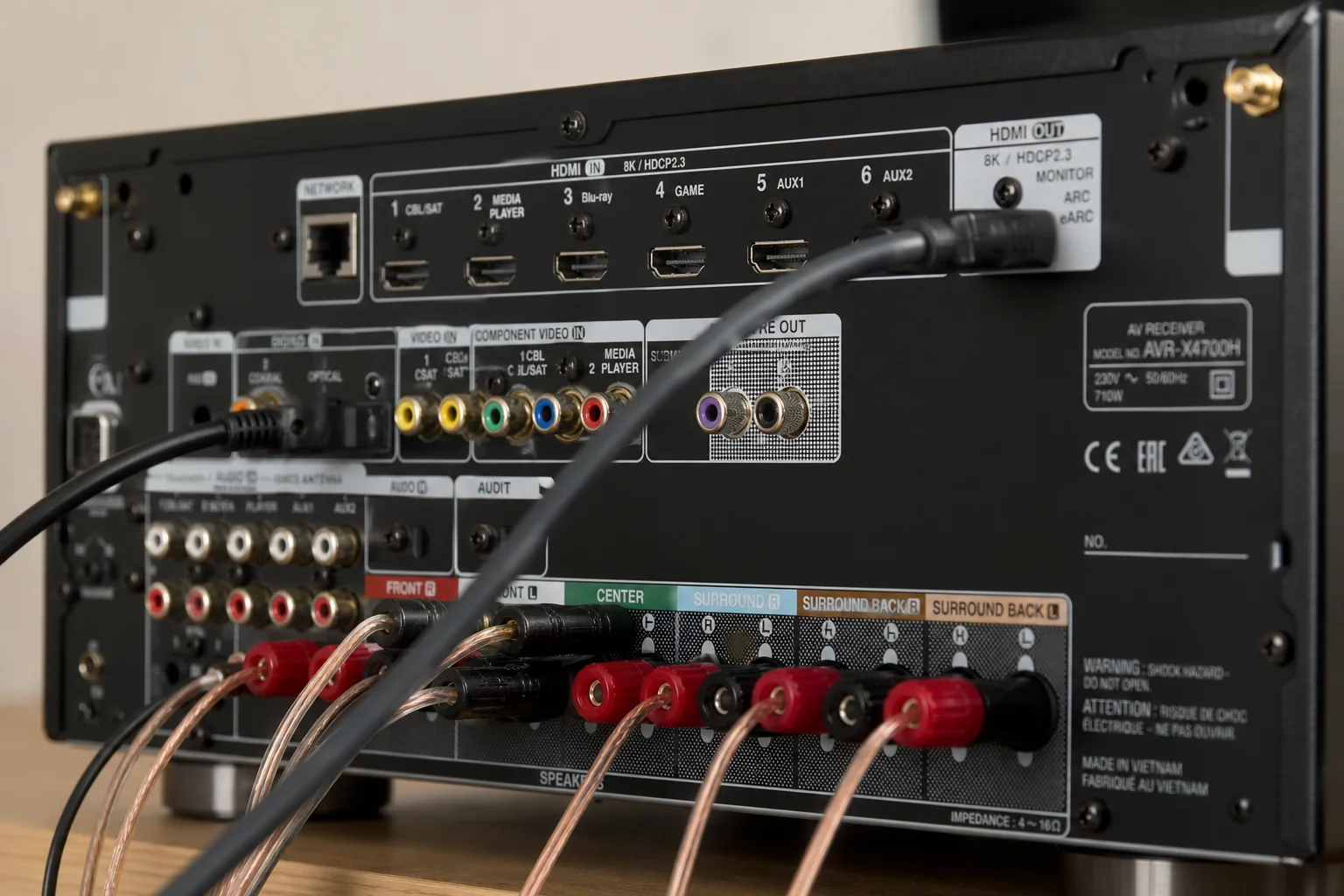리시버 후면 패널의 HDMI 케이블과 오디오 커넥터 근접 촬영