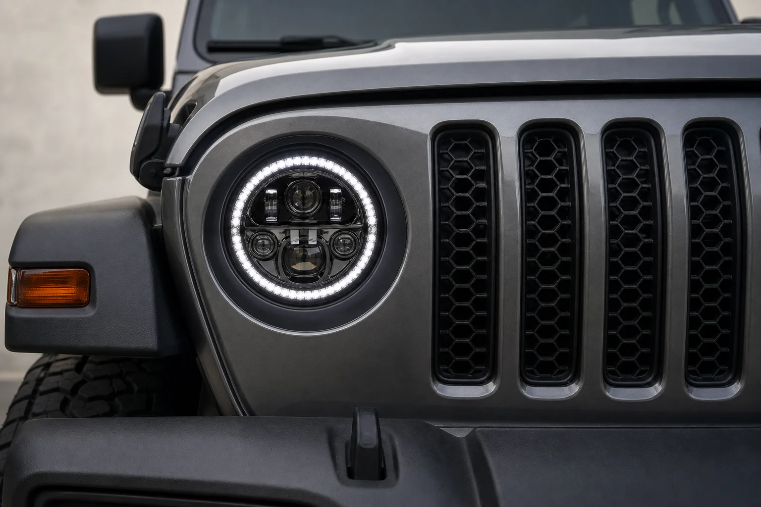 安裝了黑色邊框圓形 LED 頭燈的 Jeep 車頭