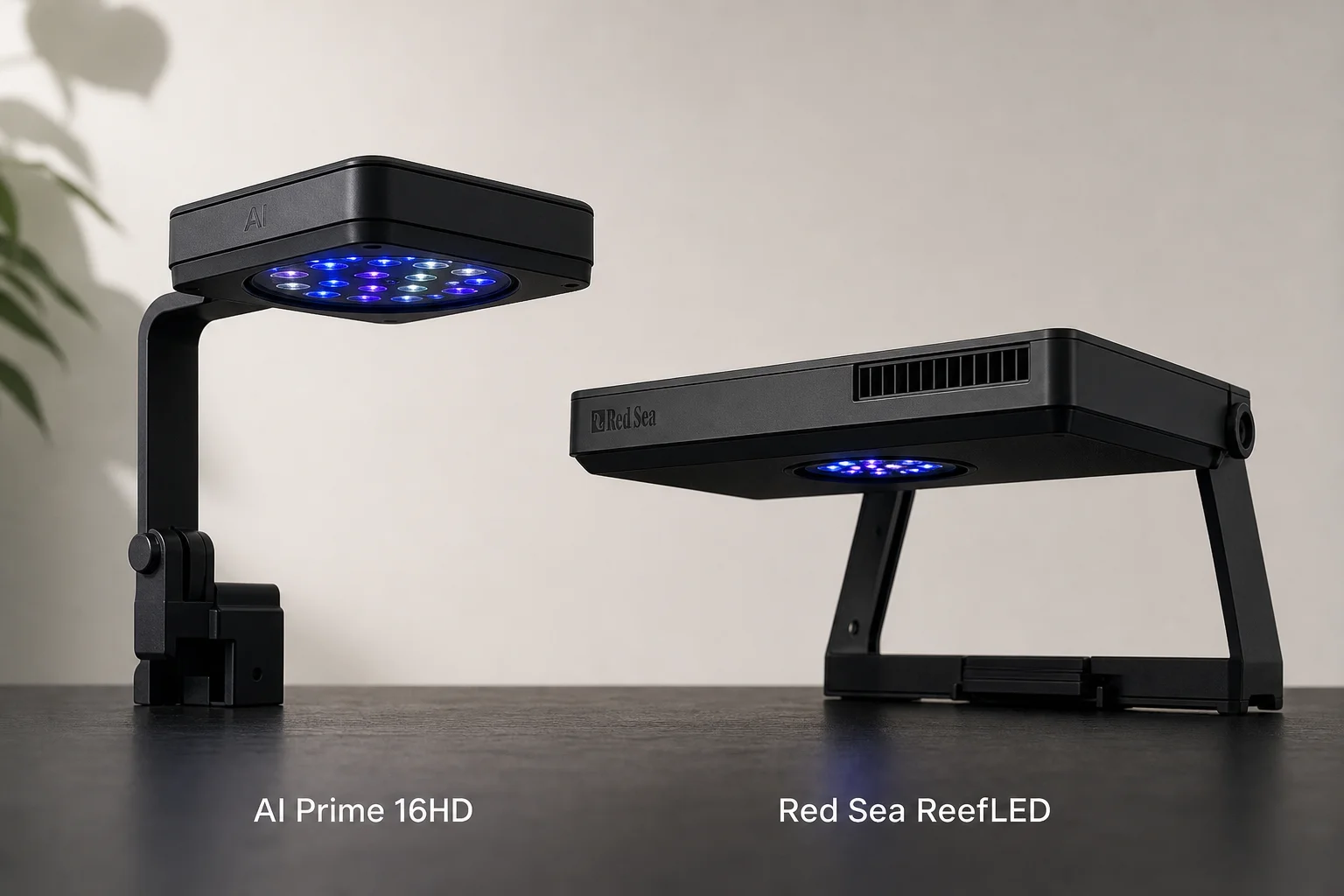 AI Prime 16HD 與 Red Sea ReefLED 魚缸燈具放置於深色表面上