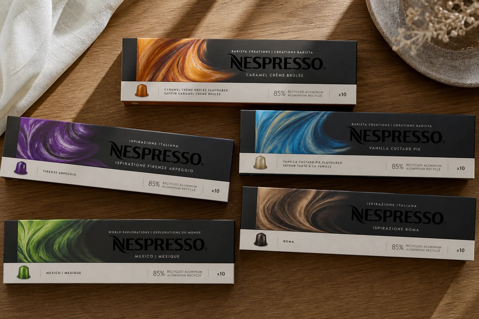 多款 Nespresso 膠囊組合包陳列在木質表面上
