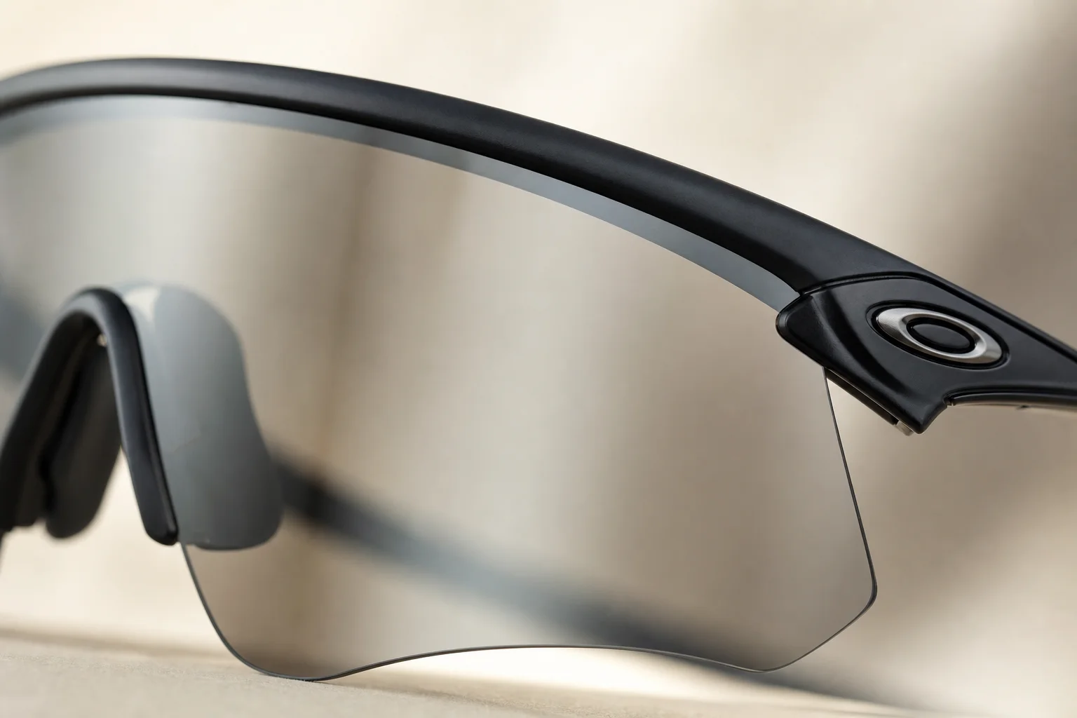 Oakley 護目鏡鏡片材質特寫，展示其清晰度與鏡框結構