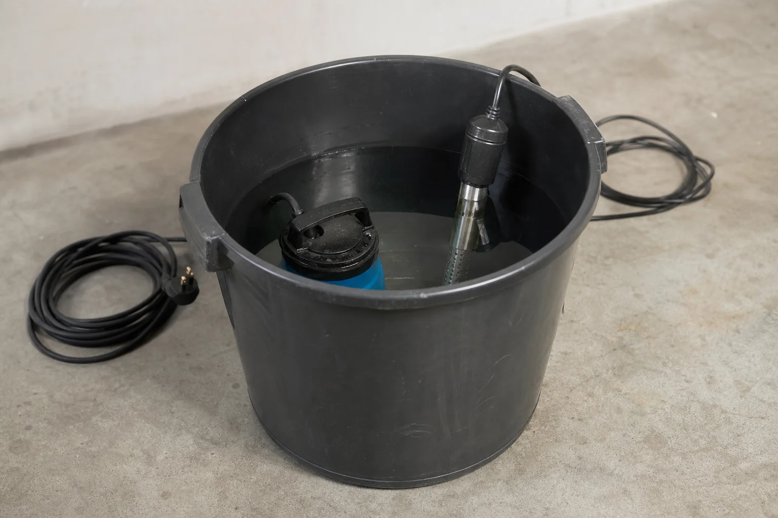 Saltwater mixing bucket with utility pump and heater setup