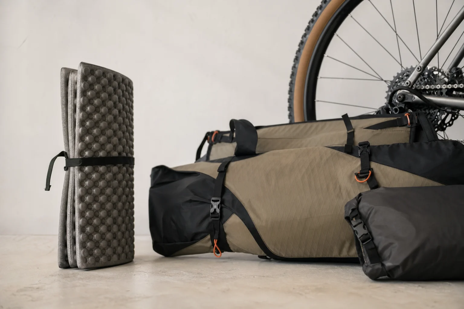 泡棉睡墊捲起並放置在 bikepacking 裝備旁