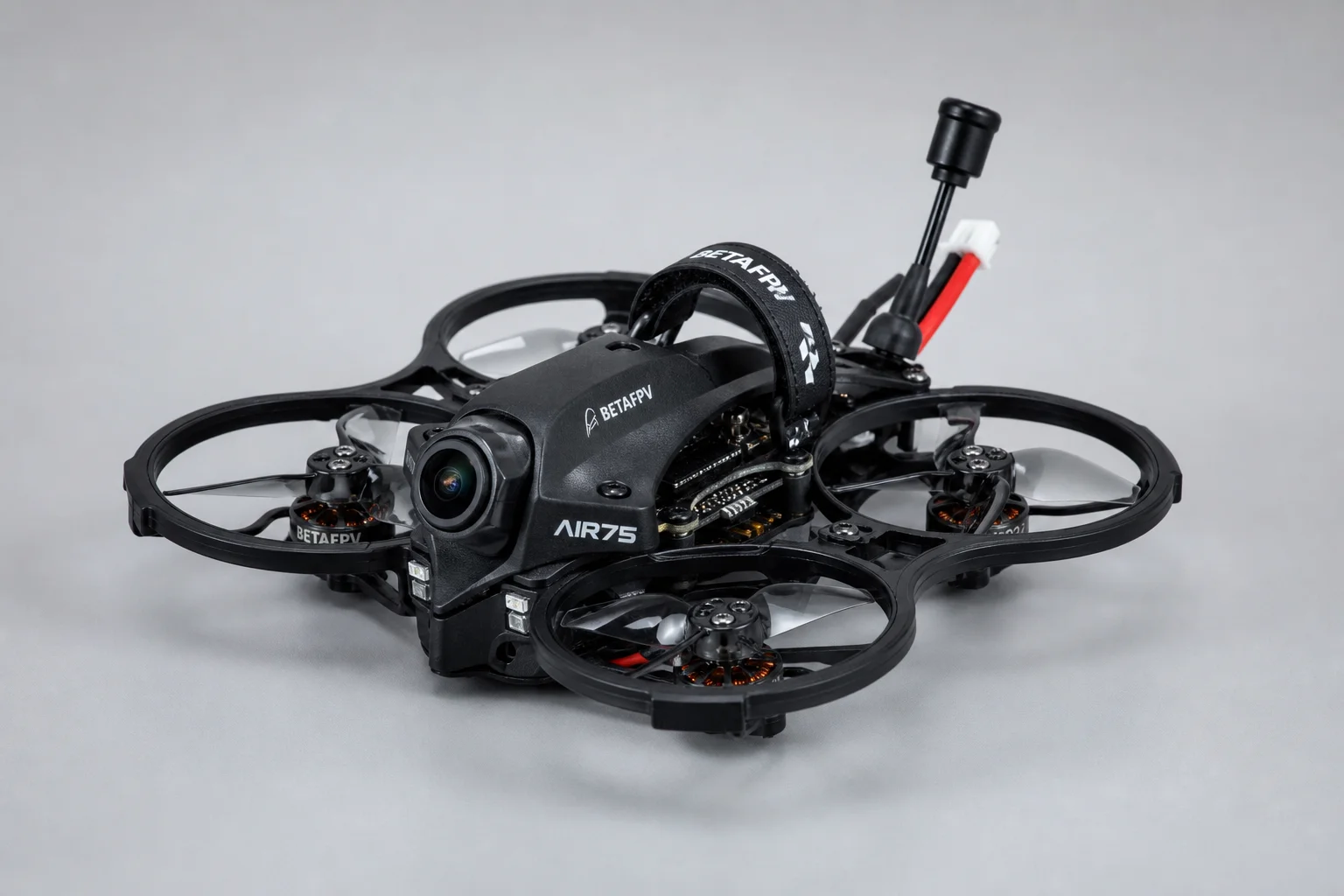 I droni FPV BetaFPV Meteor 75 Pro e Air75 posizionati su una superficie in cemento
