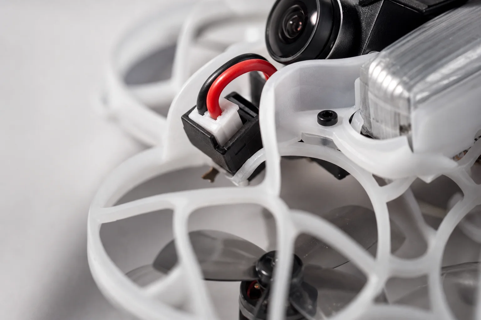 Primo piano del connettore della batteria del drone FPV e gestione dei cavi