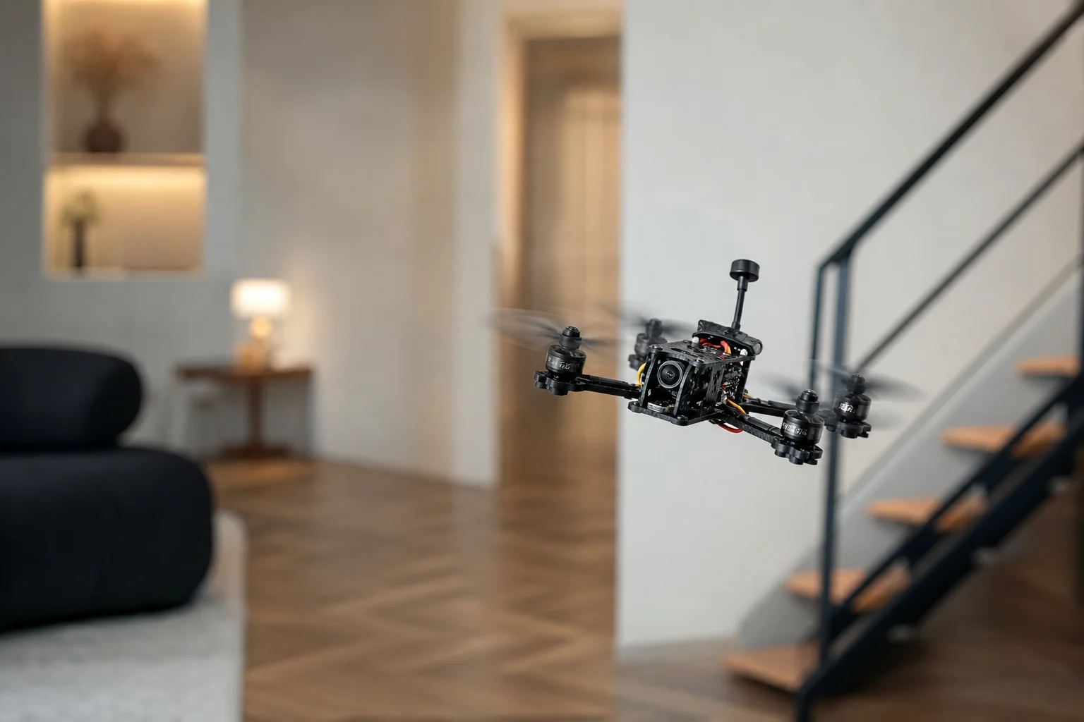 Drone FPV che vola al chiuso in una stanza con mobili