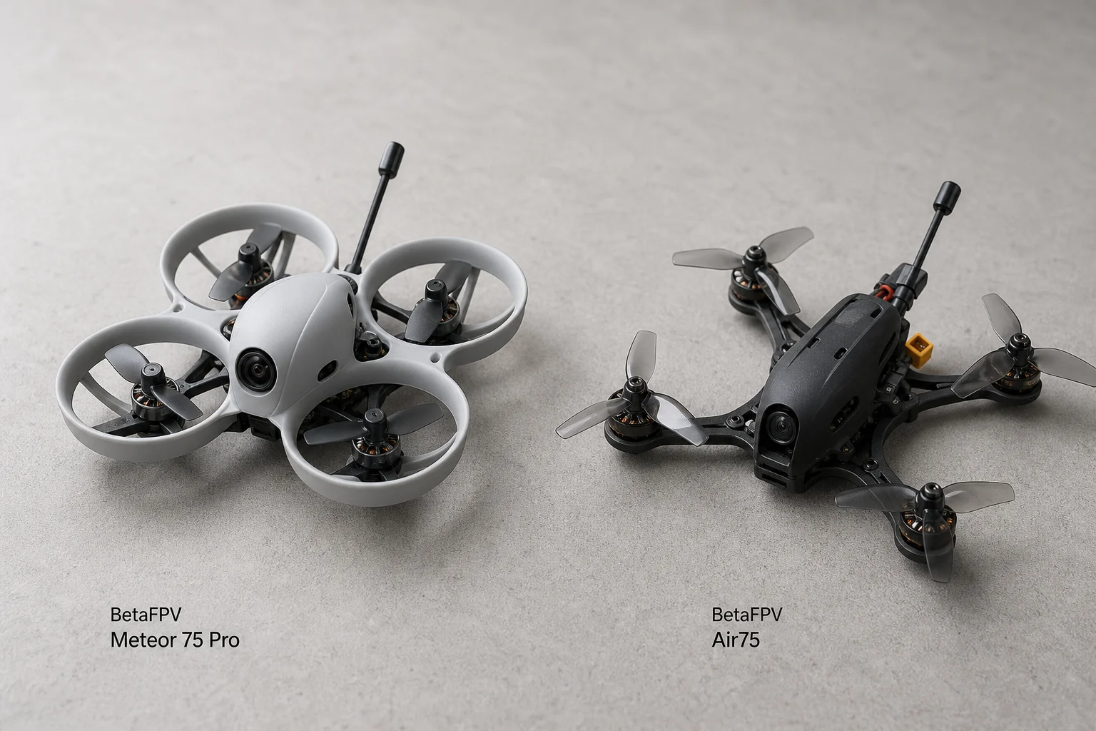 Droni FPV BetaFPV Meteor 75 Pro e Air75 su una superficie in cemento