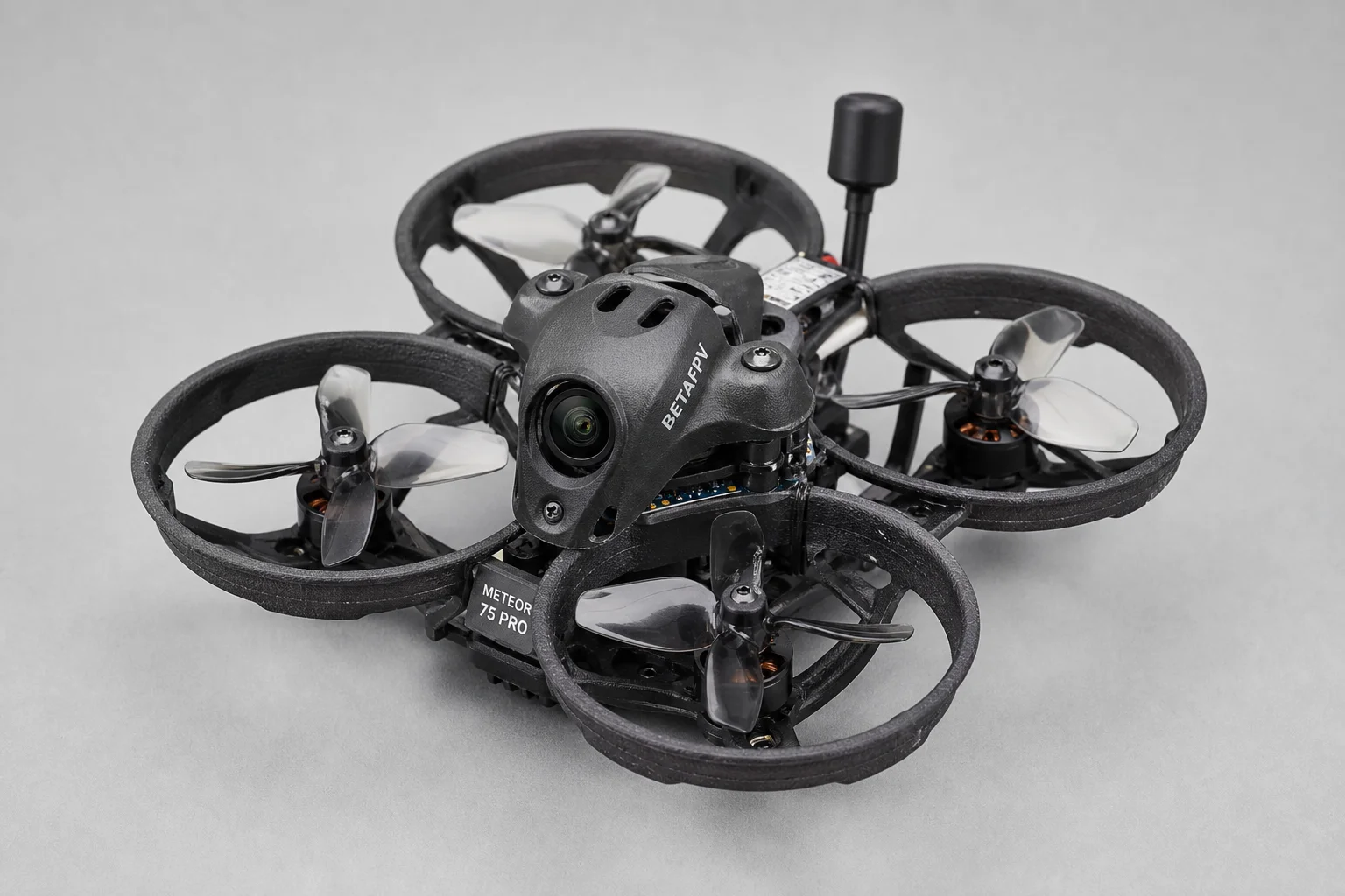 I droni FPV BetaFPV Meteor 75 Pro e Air75 su una superficie in cemento