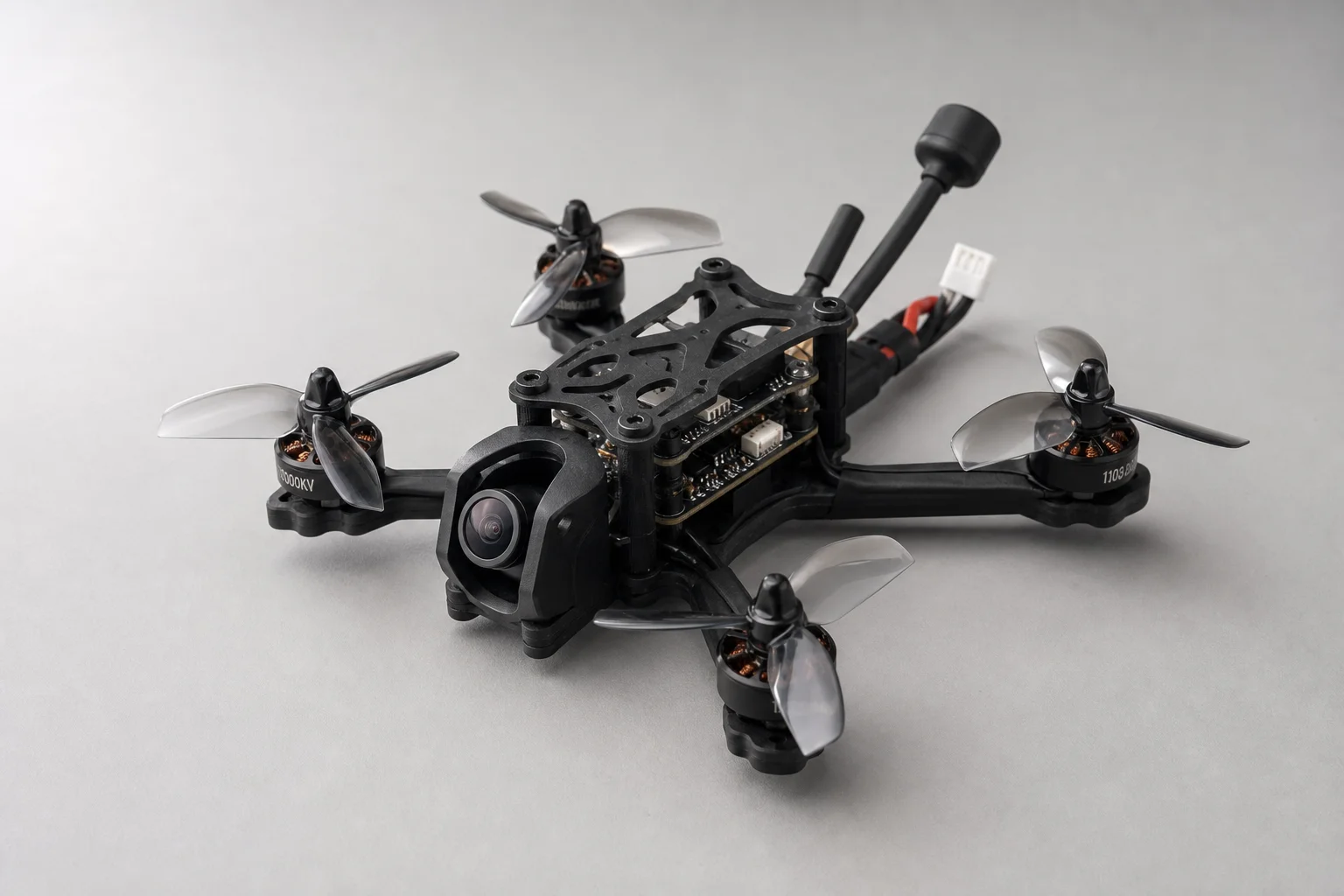 BetaFPV Meteor75 Pro Tiny Whoop 無人機，配備 45mm 槳葉，置於灰色表面上