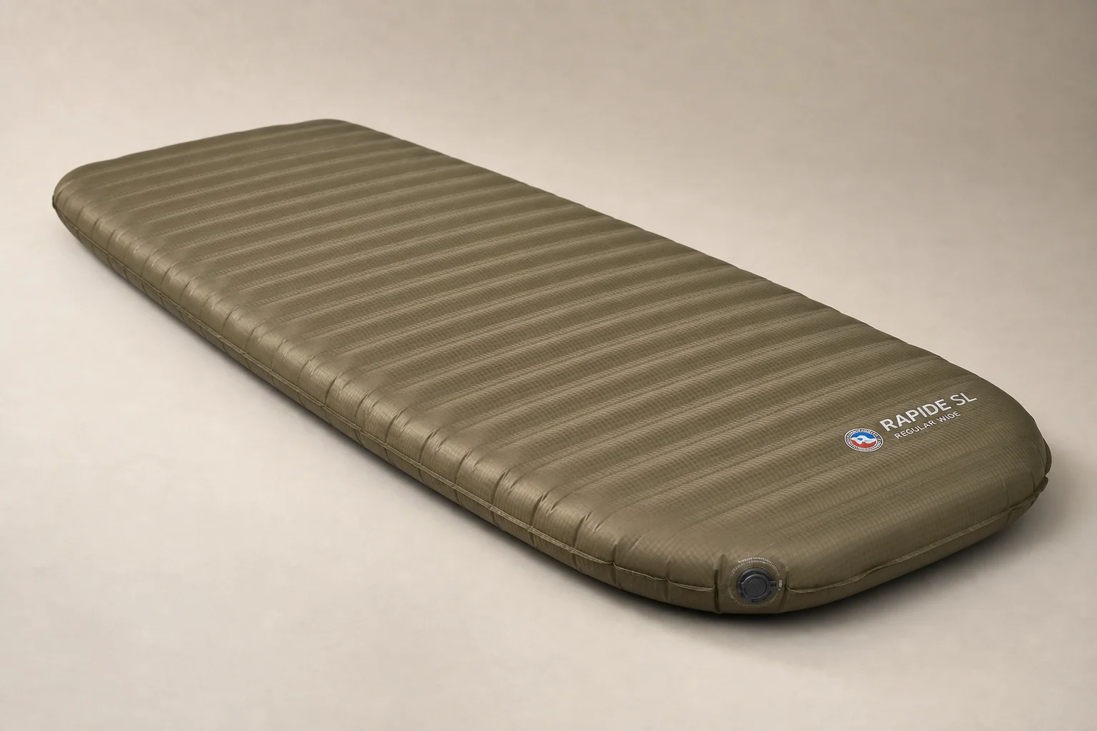 Big Agnes Rapide SL 睡墊放置於中性背景上，展示其絎縫表面設計