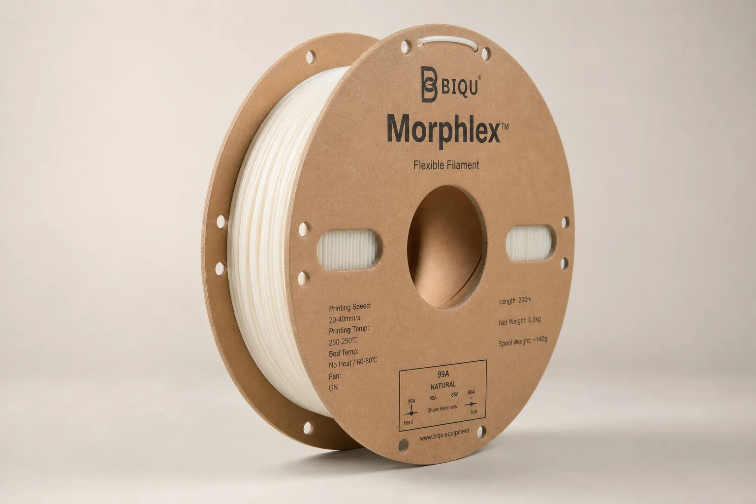 Collection de diverses bobines de filament pour imprimante 3D sur une surface en béton