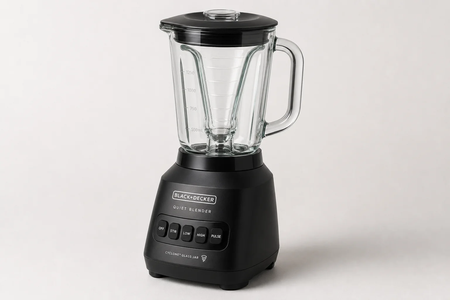 NutriBullet 全尺寸果汁機與 BLACK+DECKER Quiet Blender 並排放在水泥檯面上