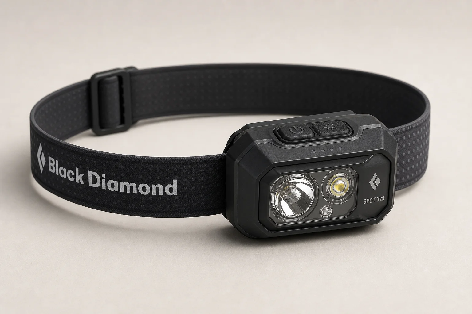 四款頭燈排列在水泥地上：Black Diamond Spot 325、Petzl Tikkina、Petzl Actik Core 以及 BioLite Headlamp 330