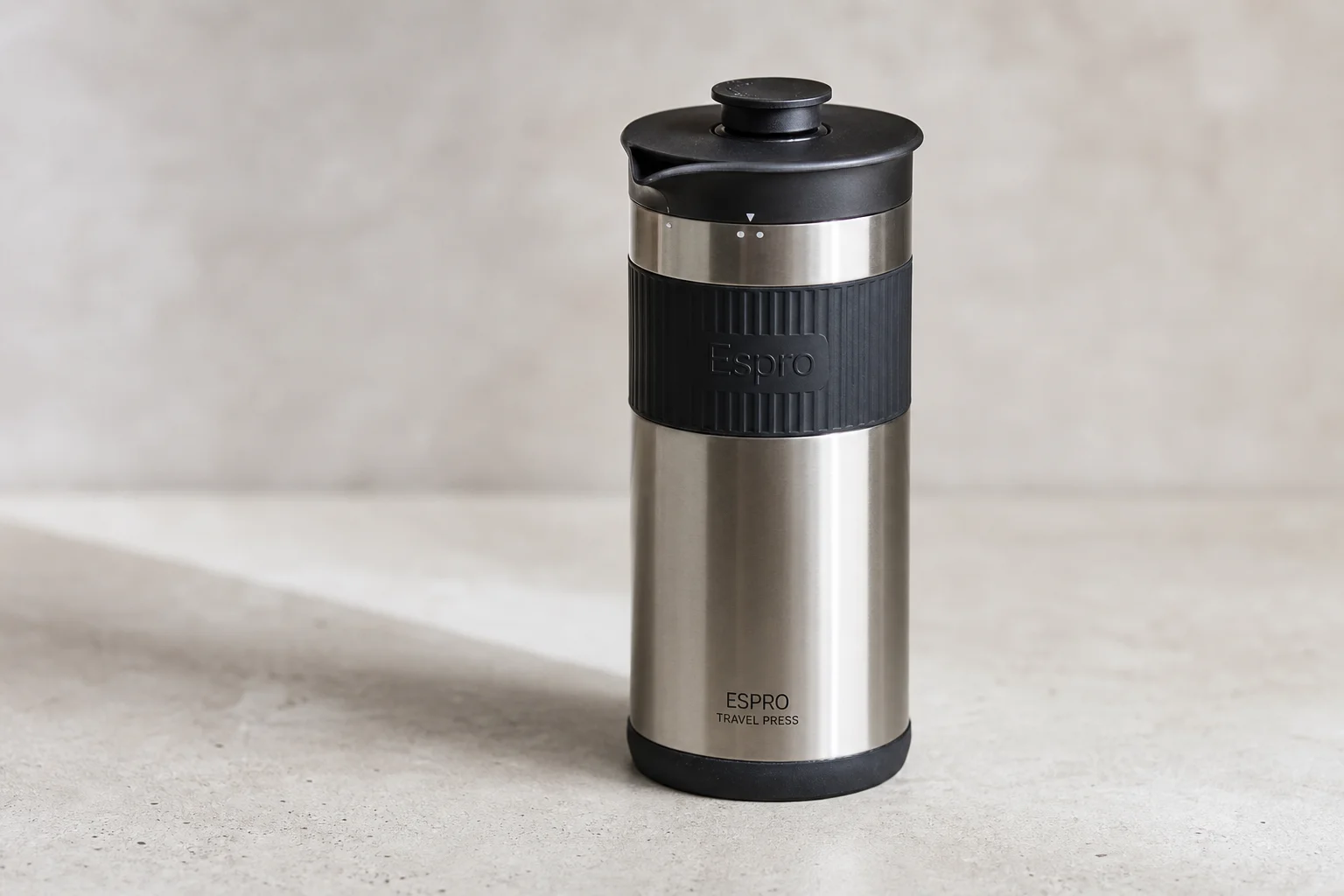 五款便攜式咖啡沖煮器排列在水泥地上:Zyliss 馬克杯、Coffee Gator 隨行杯、Espro 濾壓壺、Bodum 法式濾壓壺與 AeroPress Go