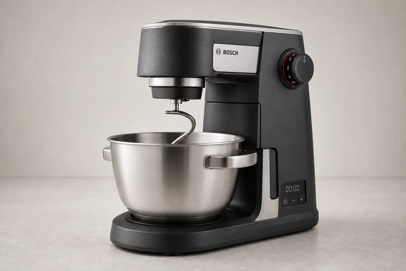 四台攪拌機並排放在木質檯面上：KitchenAid、Bosch、Ankarsrum 與 Ooni Halo Pro