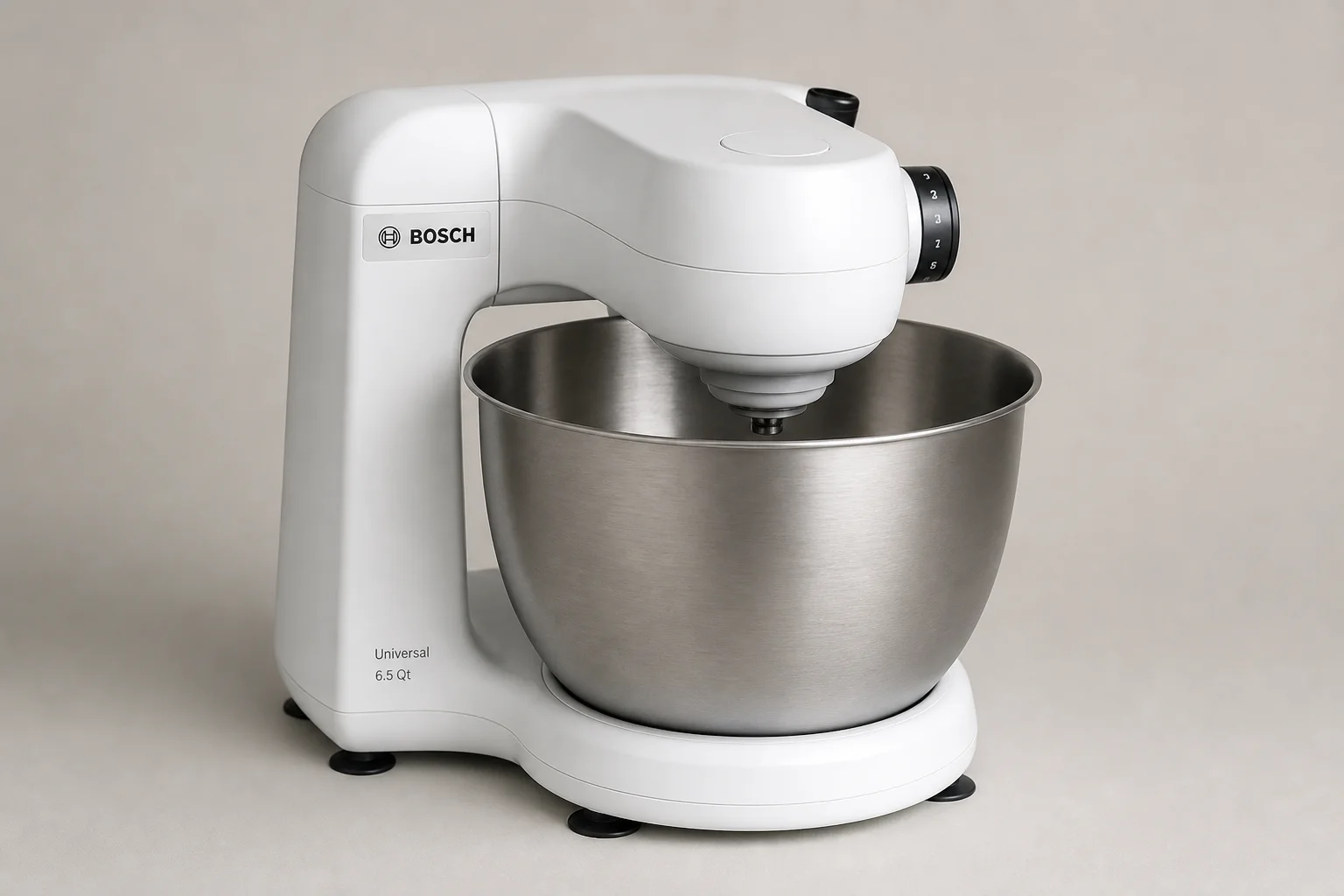 三款桌上型攪拌機並排擺放：KitchenAid Artisan、Bosch Universal 與 Ankarsrum Assistent