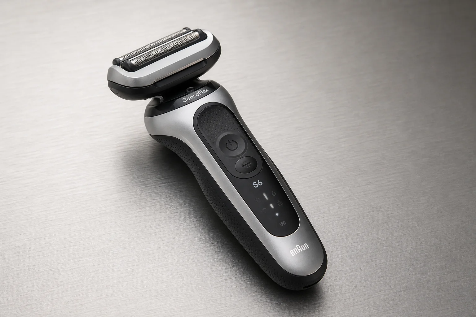 放置在拉絲鋁金屬表面的 Braun Series 6 SensoFlex 電動刮鬍刀