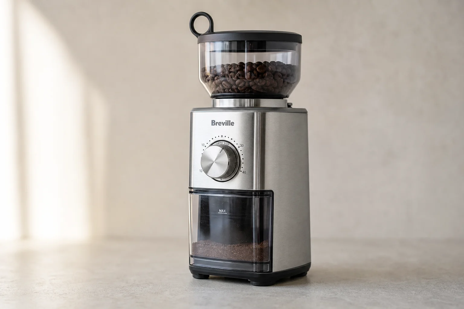 專業的 La Marzocco Espresso 咖啡機與小巧的 Breville Bambino 並排於中性背景前
