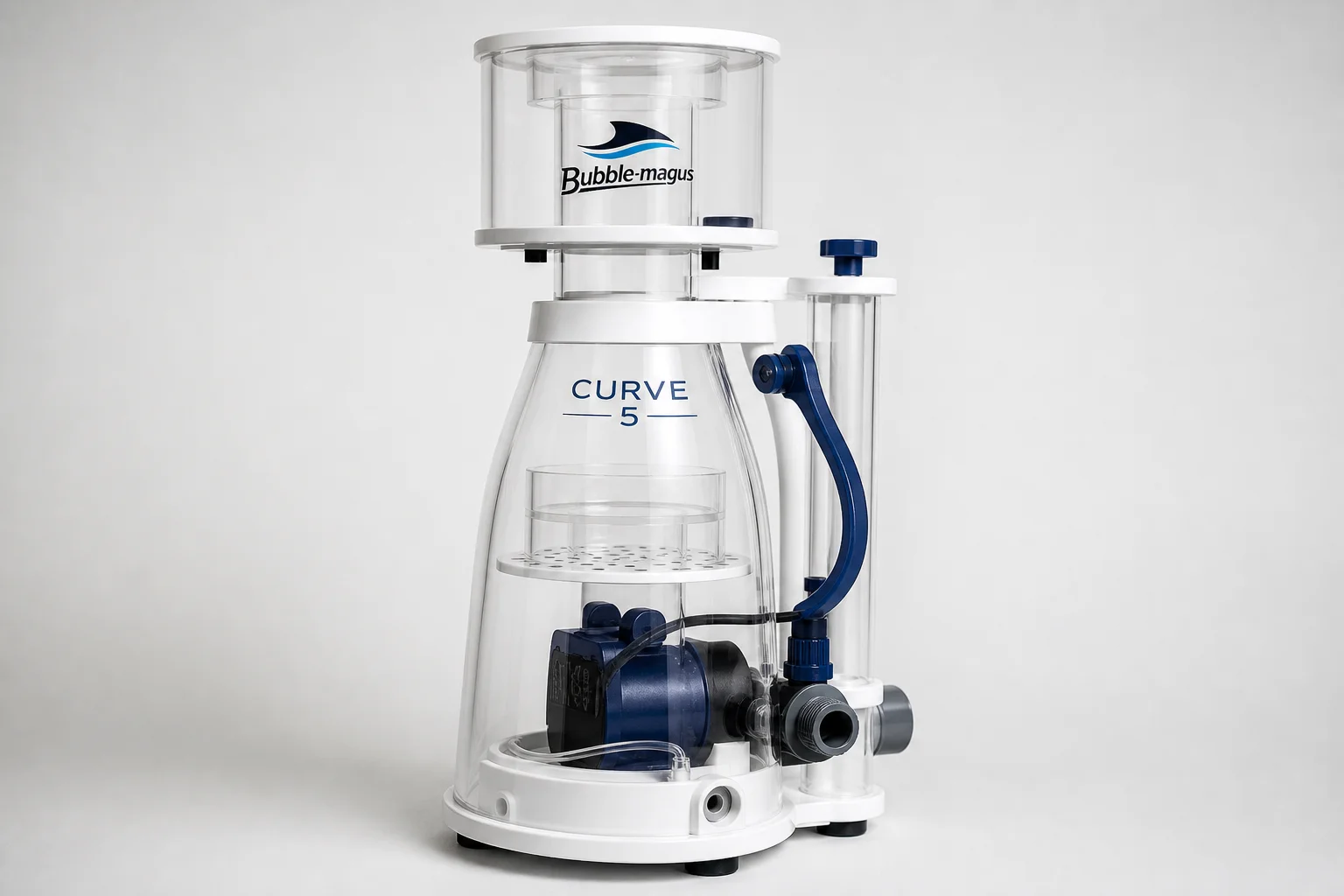 三款不同尺寸的 Bubble Magus Curve 蛋白除沫器，分別為 5、7 與 9 號，依序排列展示