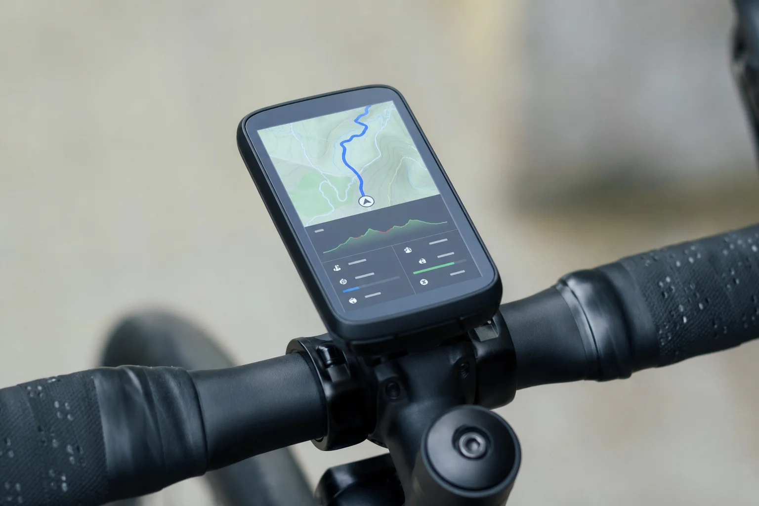 自行車碼表螢幕特寫，顯示 GPS 路線與騎乘數據