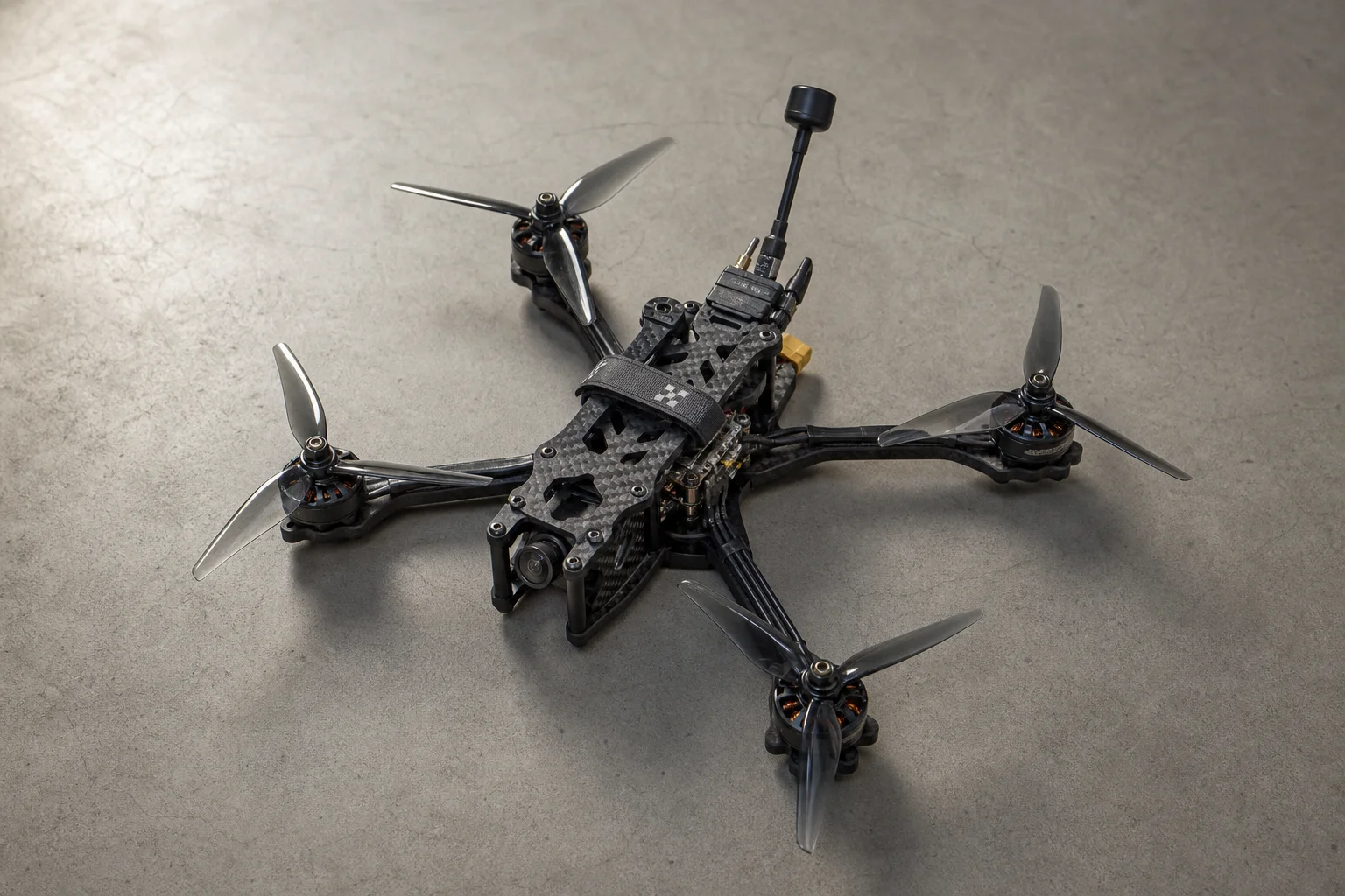 Drone FPV da 7 pollici completamente assemblato con tutti i componenti montati su una superficie in cemento