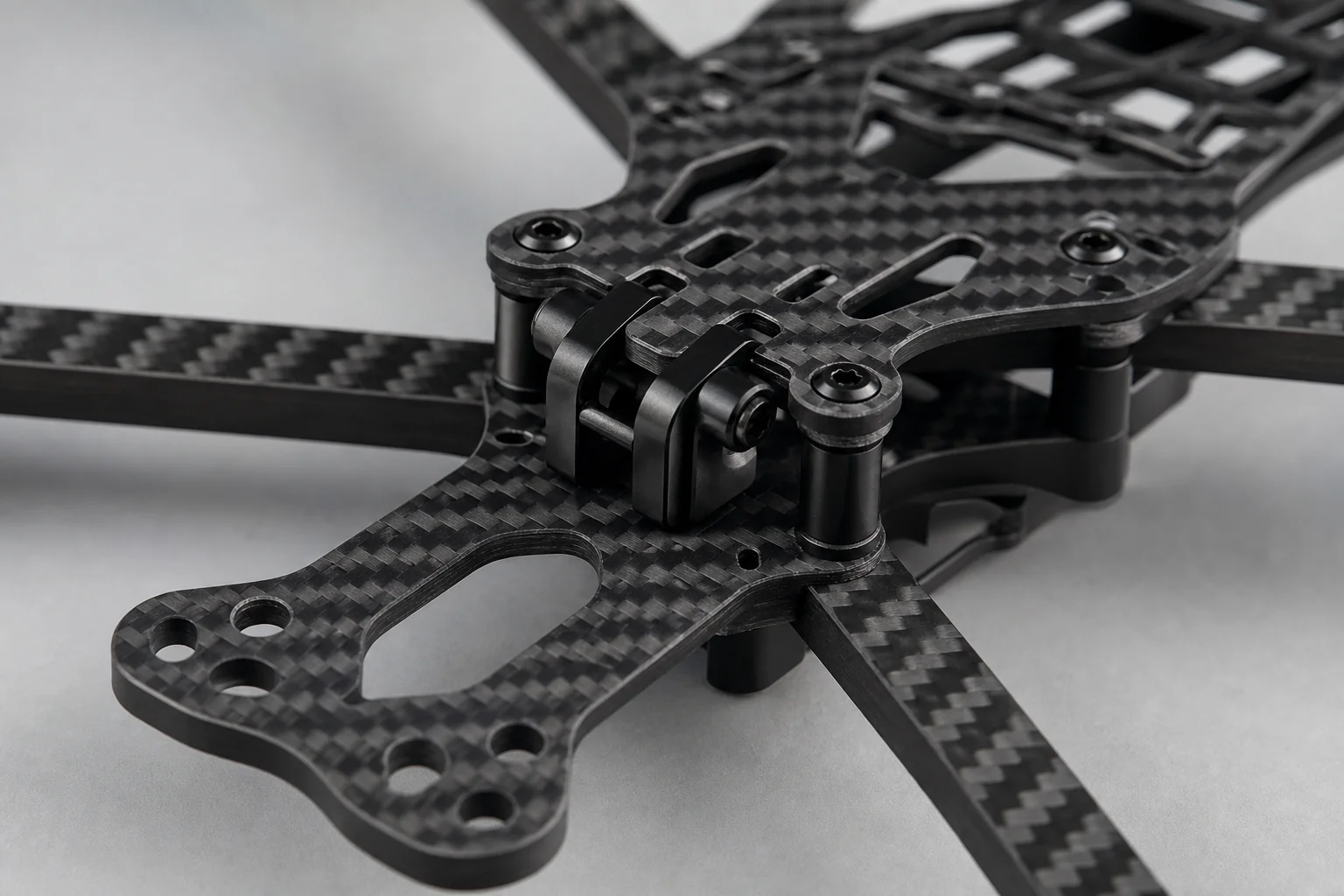 Gros plan sur le châssis en fibre de carbone du drone montrant les détails structurels et la conception des bras