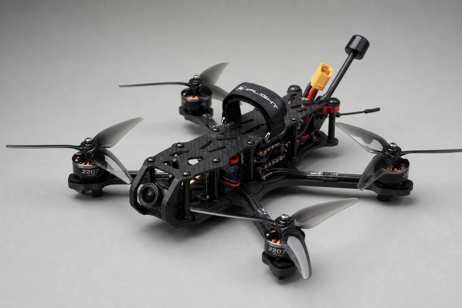 Drone da corsa FPV completamente assemblato con telaio in fibra di carbonio ed elettronica montata