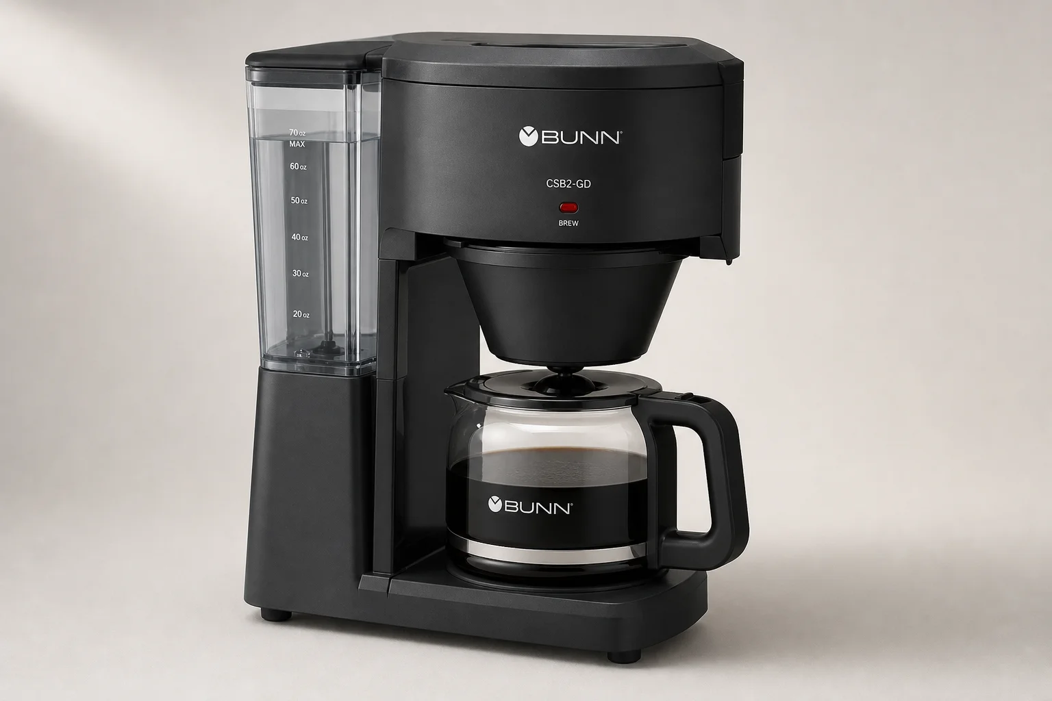 Fünf Bunn Speed Brew Kaffeemaschinen in verschiedenen Ausführungen vor einem grauen Hintergrund