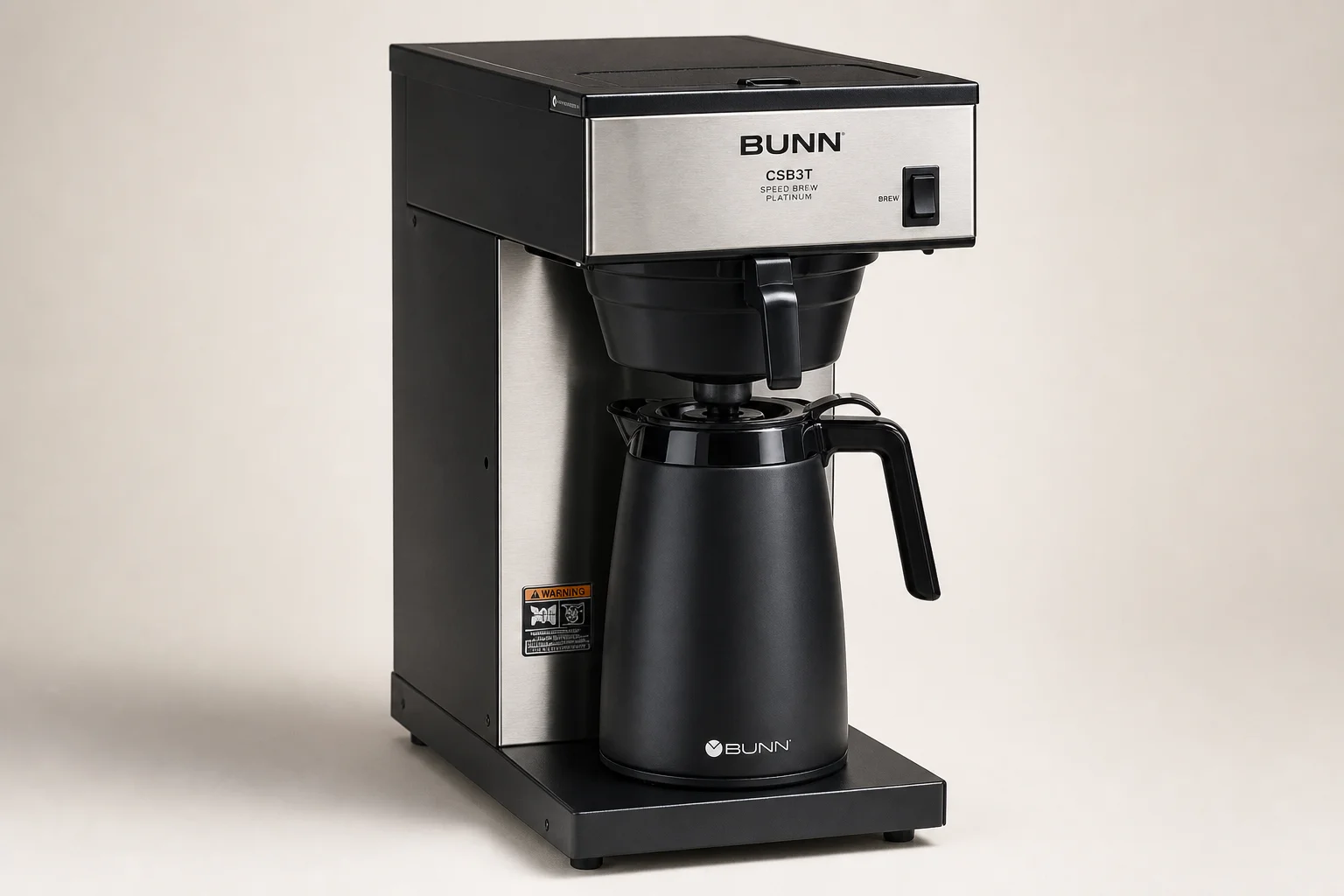 Fünf Bunn Speed Brew Kaffeemaschinen in verschiedenen Ausführungen vor einem grauen Hintergrund